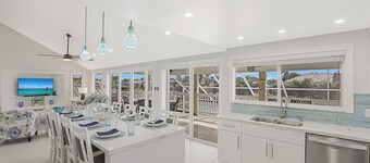 Luxury WaterFront Pool Home, Beach Parking, Kayaks SUP's Bikes Pool/PingPong Tbl