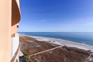På stranden