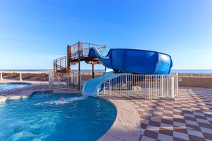 Una piscina techada, una piscina climatizada