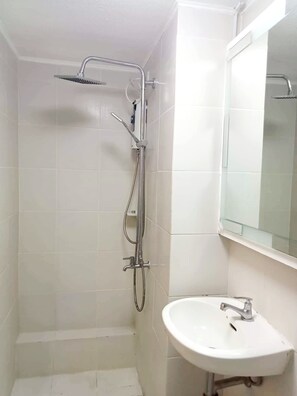 Douche, serviettes fournies, papier toilette