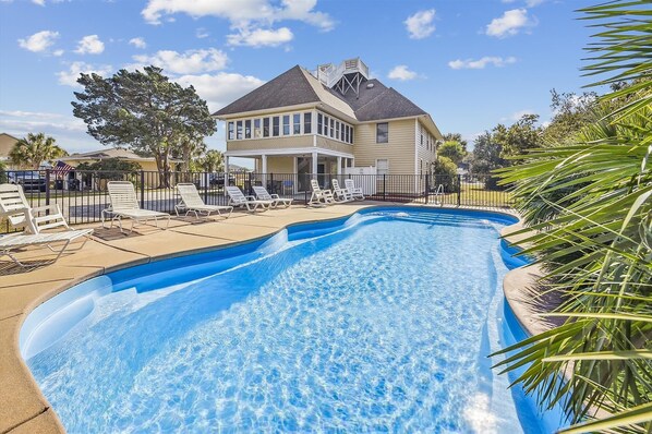 Una piscina al aire libre