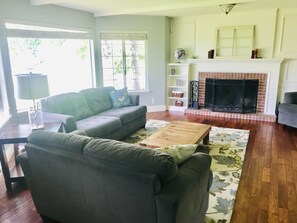 Téléviseur connecté, lecteur de DVD, livres, sélection de films