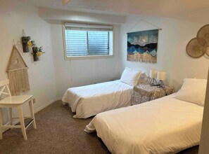 7 عدّة غرف نوم وخزنة داخل الغرفة ومكتب ومكواة/لوح كي