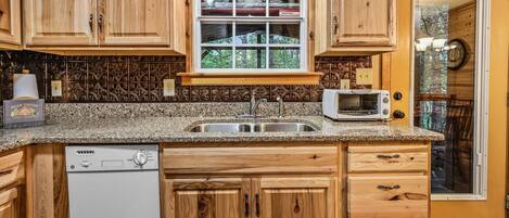 ثلاجة، ميكروويف، فرن، غسالة أطباق