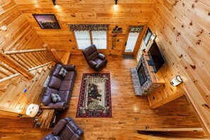 Smart TV, fireplace, video games, Netflix - Family Escape at Country Memories – Theater Room, Pool Table,& Backyard MiniGolf (Sevierville)
