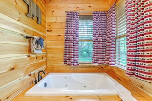 Combined shower/bathtub, jetted bath, hair dryer, towels - Family Escape at Country Memories – Theater Room, Pool Table,& Backyard MiniGolf (Sevierville)