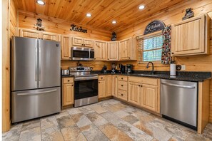 Coffee/tea maker, fridge, microwave, oven - Family Escape at Country Memories – Theater Room, Pool Table,& Backyard MiniGolf (Sevierville)