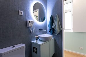 Douche, sèche-cheveux, serviettes fournies, savon
