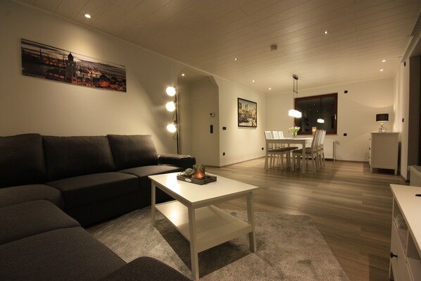 Smart-TV, Bücher, Stereoanlage