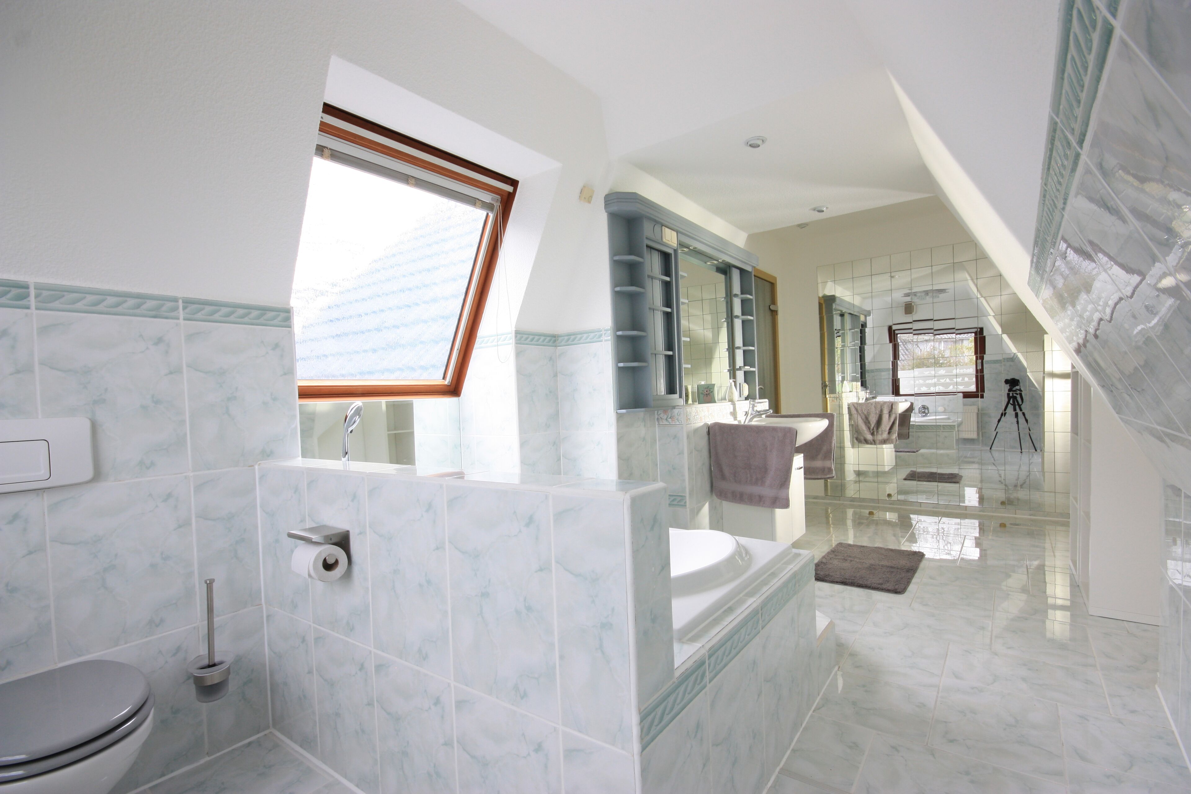 Baignoire, séchoir à cheveux, serviettes fournies, savon