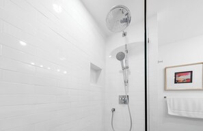 Ensemble douche/baignoire, douche à « effet pluie », sÚche-cheveux