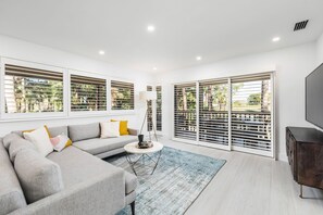 Smart TV - New PGA National Home on Squire Golf Course w/ 180º Views by Guaranteed Rental™ (Palm Beach Gardens)