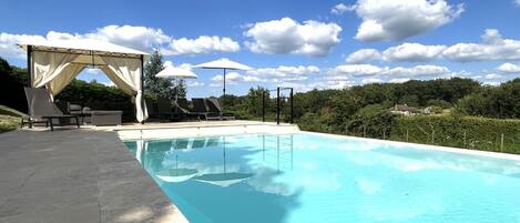 Een verwarmd zwembad