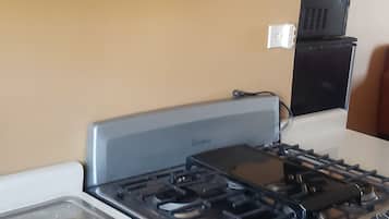 Appartement | Cuisine privée | Mini réfrigérateur, micro-ondes, four, plaque de cuisson