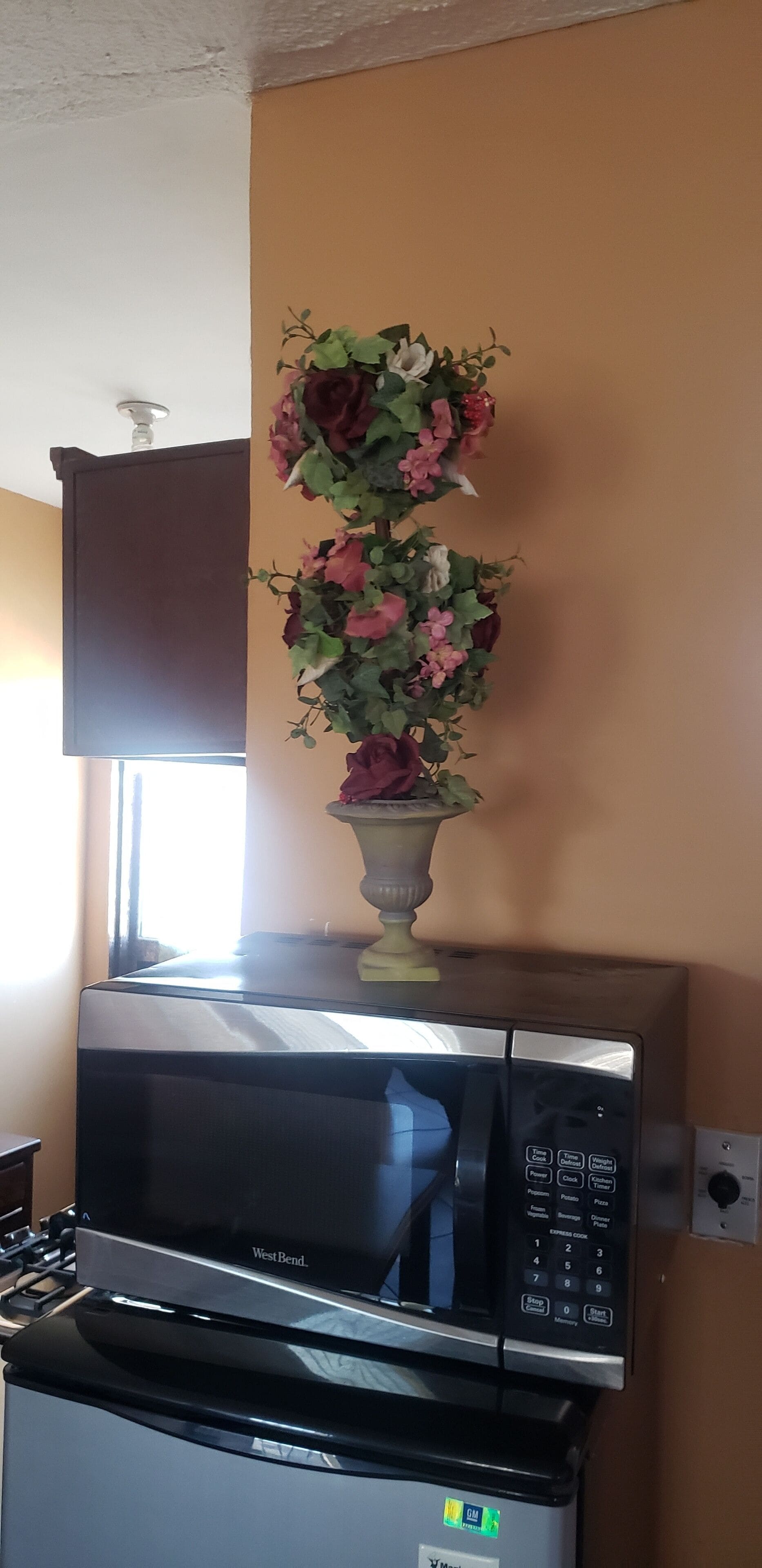 Basic Apartment | Mini fridge