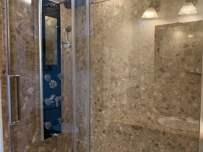 Duschwanne, Handtücher, Seife, Toilettenpapier
