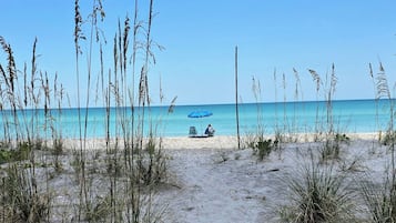 Una playa cerca, sillas reclinables de playa, toallas de playa