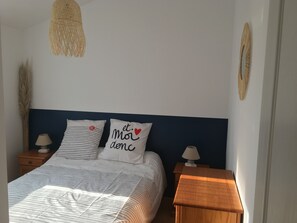 2 habitaciones, tabla de planchar con plancha y cuna de viaje 