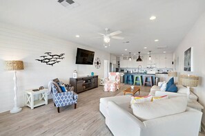 Smart TV, Netflix, table football, ping pong - Spacious Home with Game Room, Deck & Bunk Room (Surfside)