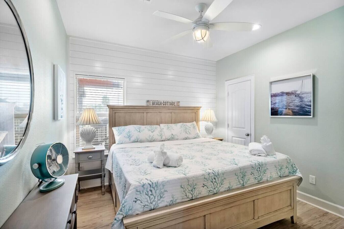 6 slaapkamers, een bureau, een strijkplank/strijkijzer, reisbedje