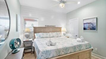 6 quartos, escrivaninha, ferros/tábuas de passar roupa, berço de viagem