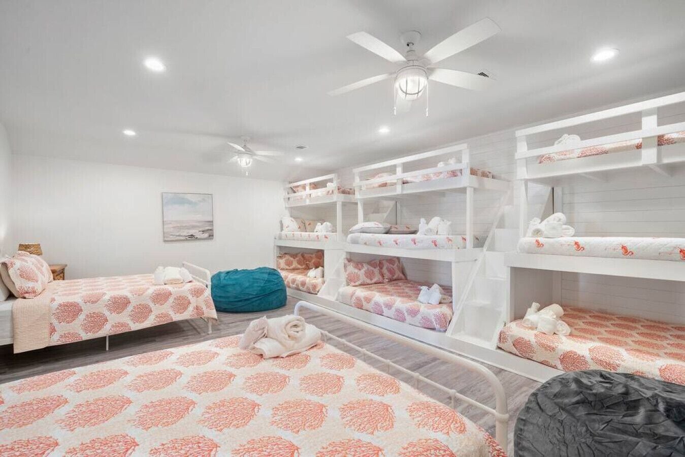 6 bedrooms, desk, iron/ironing board, travel cot