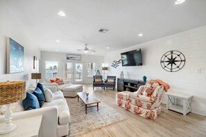 Smart TV, Netflix, foosball, table tennis - Spacious Home with Game Room, Deck & Bunk Room (Surfside)