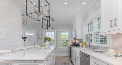 Newly constructed 3 BR house . Walk to town, harbor and restaurants