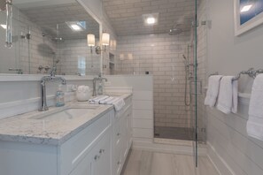 Badewanne, Handtücher, Seife, Toilettenpapier