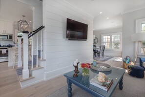 Smart-tv, bøger, musikbibliotek, stereoanlæg