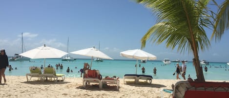 Beach nearby, sun-loungers, beach towels