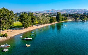 Una spiaggia nelle vicinanze