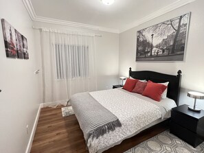 3 bedrooms, desk, iron/ironing board, free WiFi