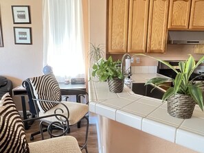 Fridge, microwave, oven, stovetop - Beautiful house in the court by the park (Rancho Cordova)