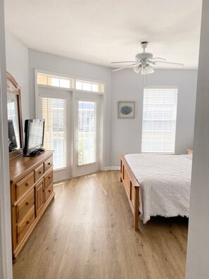 Ferros/tábuas de passar roupa, berço de viagem, Wi-Fi, roupa de cama