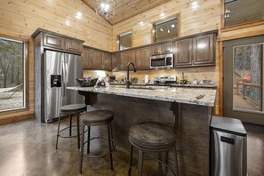 Fridge, microwave, oven, stovetop - Dreamin’ in the Woods- luxury Cabin, Cozy Hot Tub & Fire Pit, heart of Hochatown (Broken Bow)