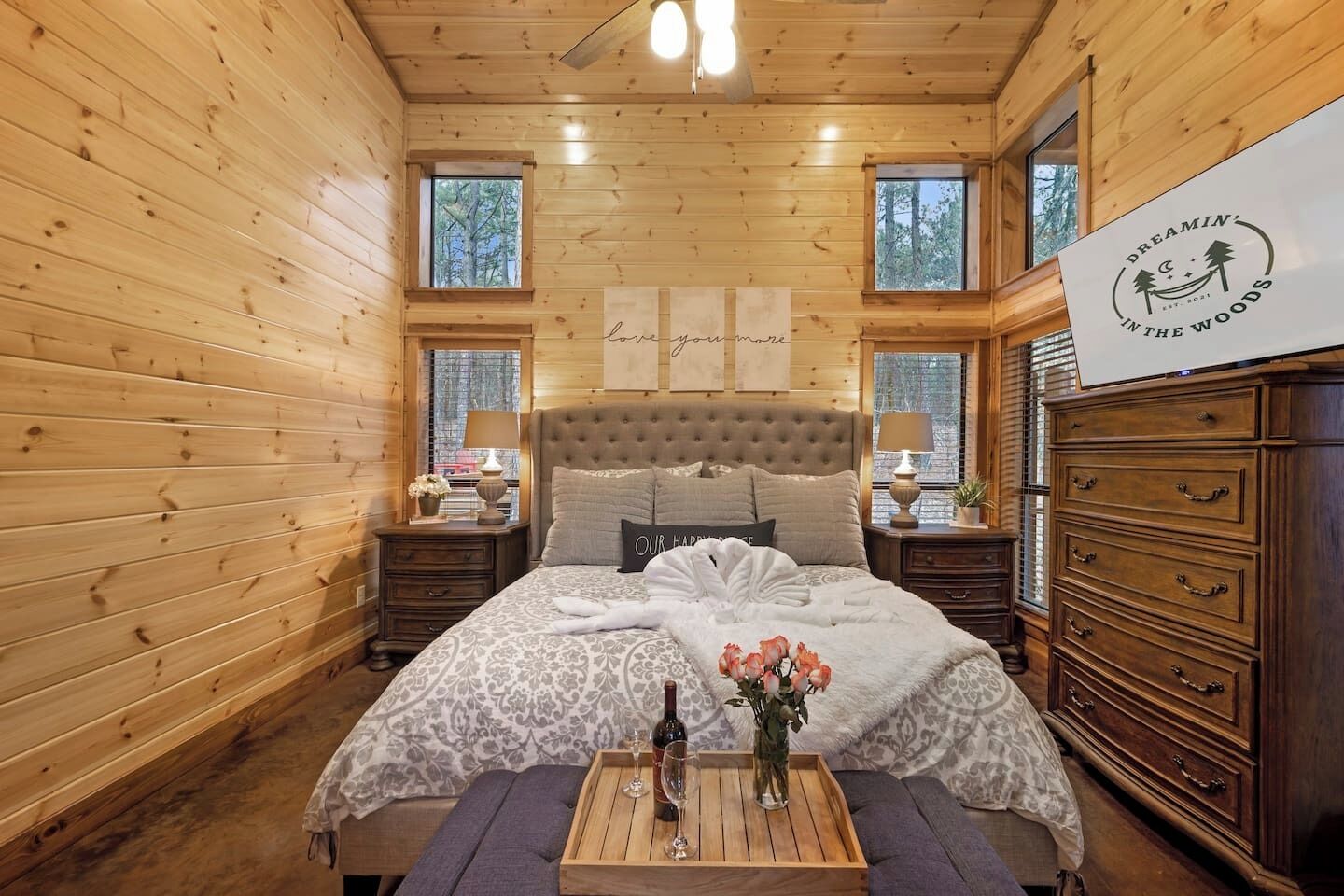 2 habitaciones, escritorio, tabla de planchar con plancha y wifi gratis 