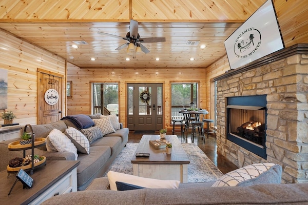 Smart TV, caminetto, tavolo da calcetto, tavolo da ping pong