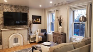 Smart TV, caminetto, biblioteca musicale, videoteca