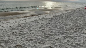 Una playa con arena y un cielo nublado.