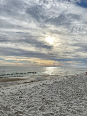 Plage à proximité, chaises longues, serviettes de plage