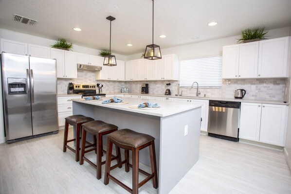 Jääkaappi, mikroaaltouuni, uuni, liesi