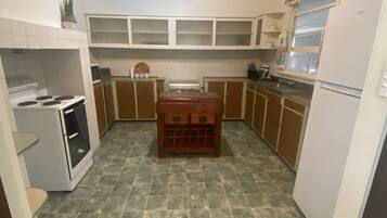 Réfrigérateur, micro-ondes, four, lave-vaisselle