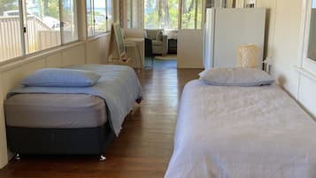 4 chambres, bureau, fer et planche Ă  repasser, lit parapluie