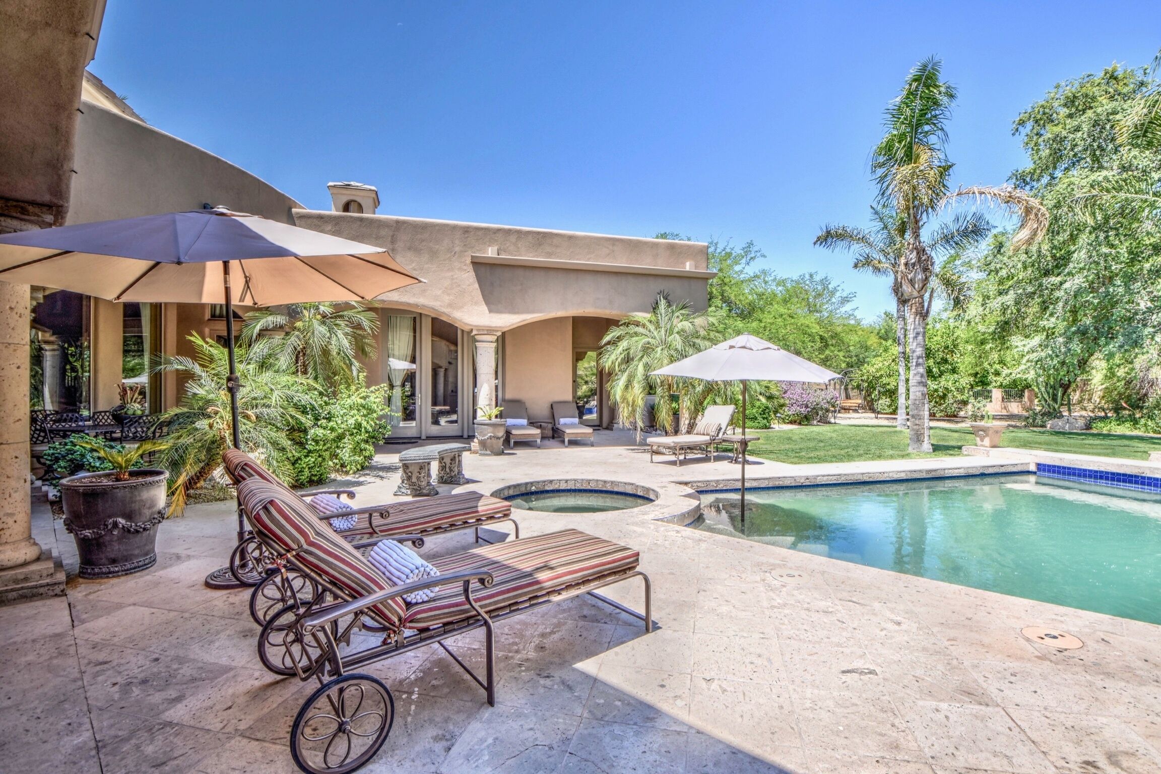 Paradise Valley Estate | Perfect for groups | 8 BR all w. ensuites | Pool Heat |