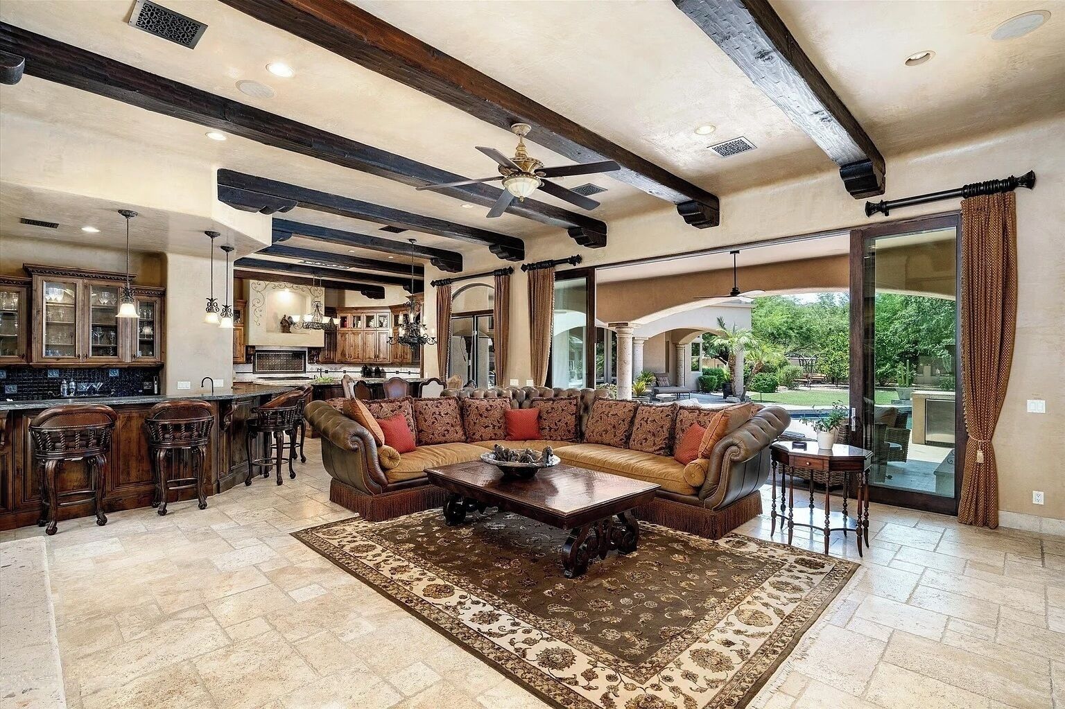 Smart-TV, Kamin, Tischtennisplatte, Bücher