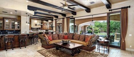 Een smart-tv, een open haard, een tafeltennistafel en boeken