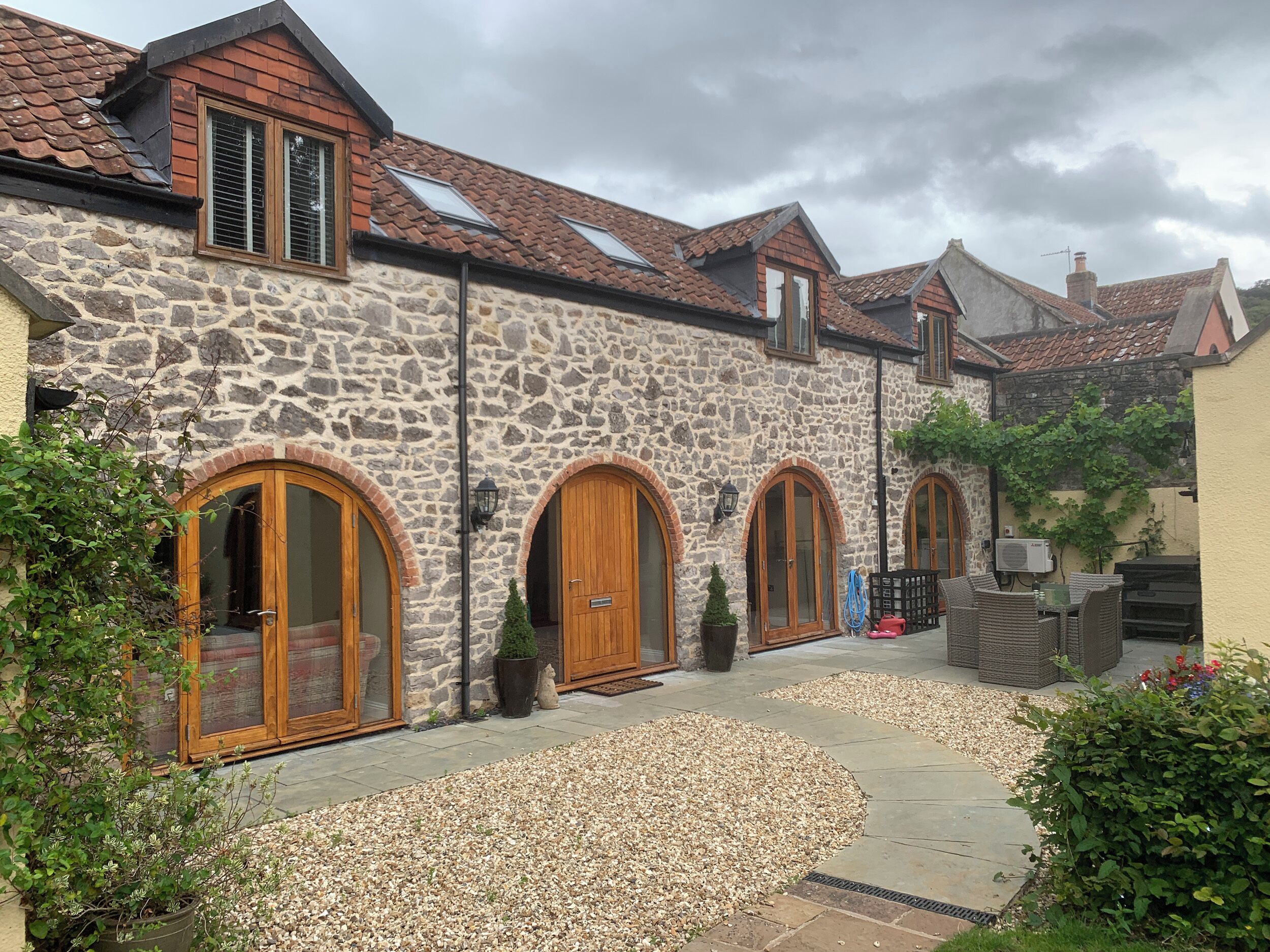 SUTHERLAND BARN, pet friendly, character holiday cottage in Hutton