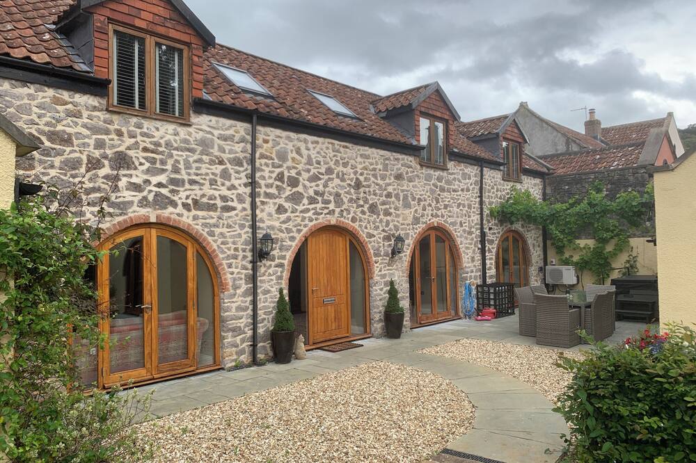SUTHERLAND BARN, pet friendly, character holiday cottage in Hutton