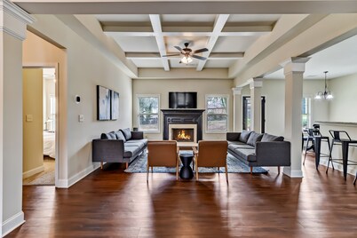 5br/3ba, sleeps 12! Newly renovated w/ media room!